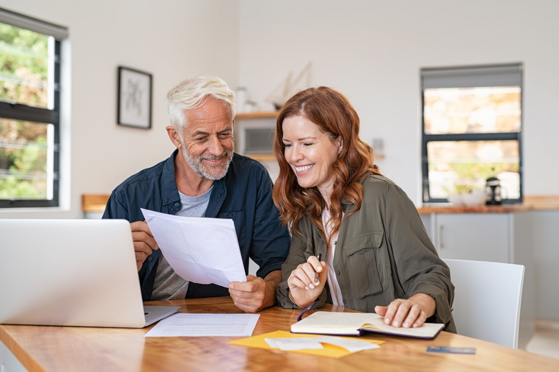 Couple de seniors comparant leurs documents